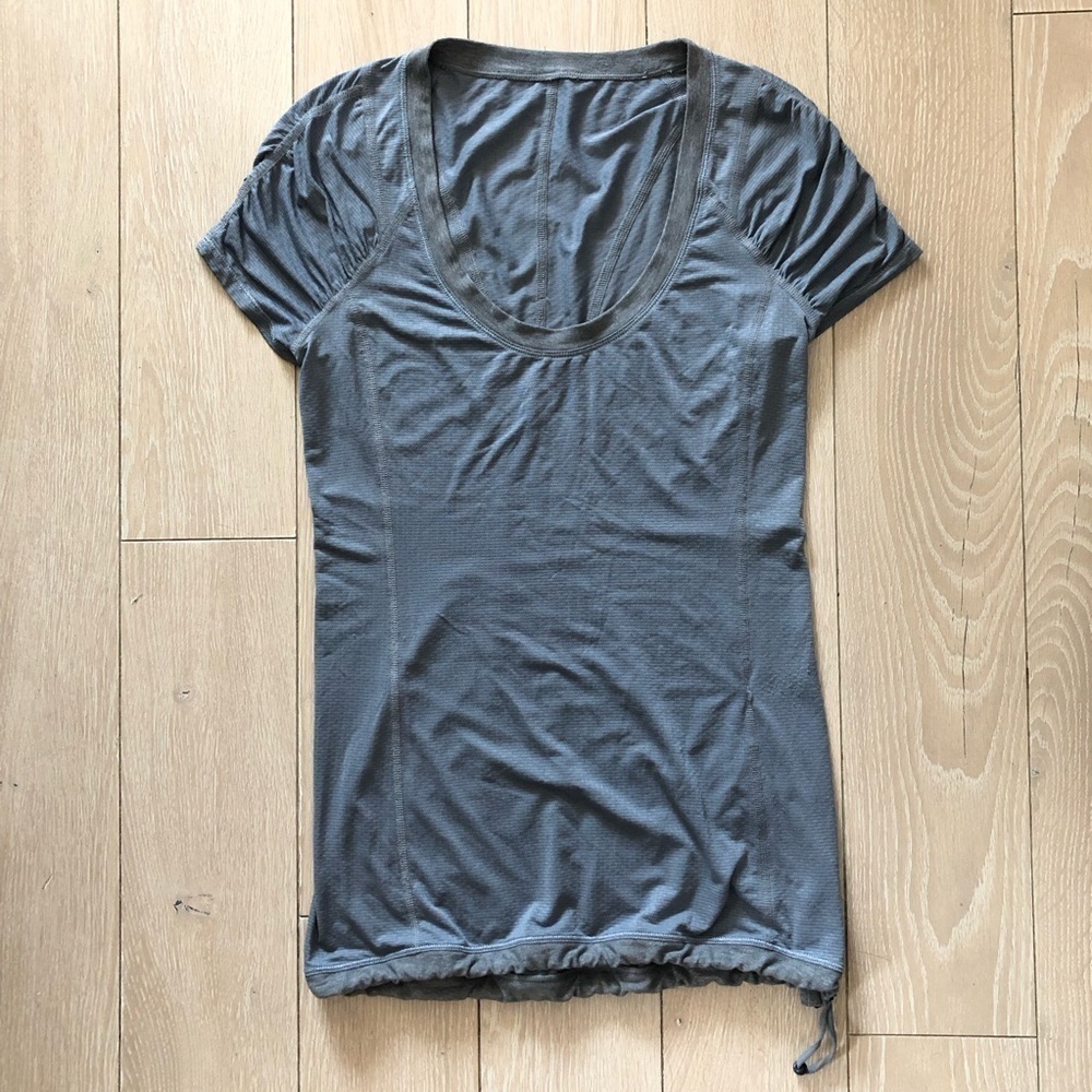 Lululemon Deep U Neck T Shirt in Grey Size 2